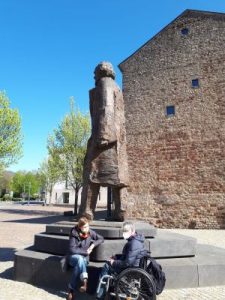 Dr. Sigrid Arnade im Gespräch mit Corinna Rüffer an der Karl Marx Statue in Trier