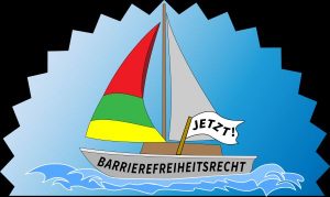 rot-grün-gelbes Segelboot mit Barrierefreiheit JETZT-Aufschrift - Foto: Marleen Soetandi