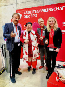 Foto vom Treffen auf dem SPD-Parteitag. Natalie Rosenke und drei Mitglieder von Selbst Aktiv.